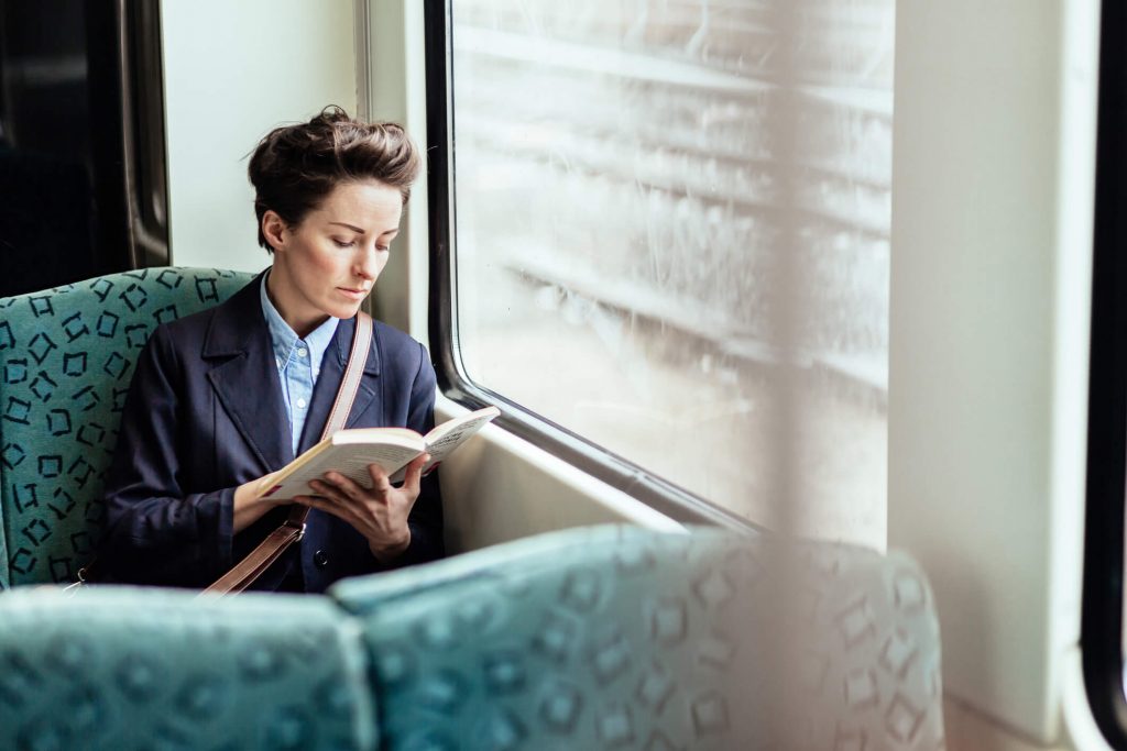 Kobieta czytająca książkę w pociągu