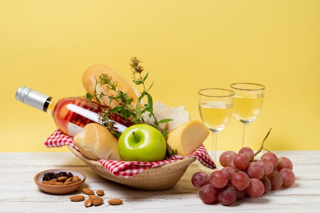 Jak dobrze dobrać dania do różnych rodzajów win owocowych